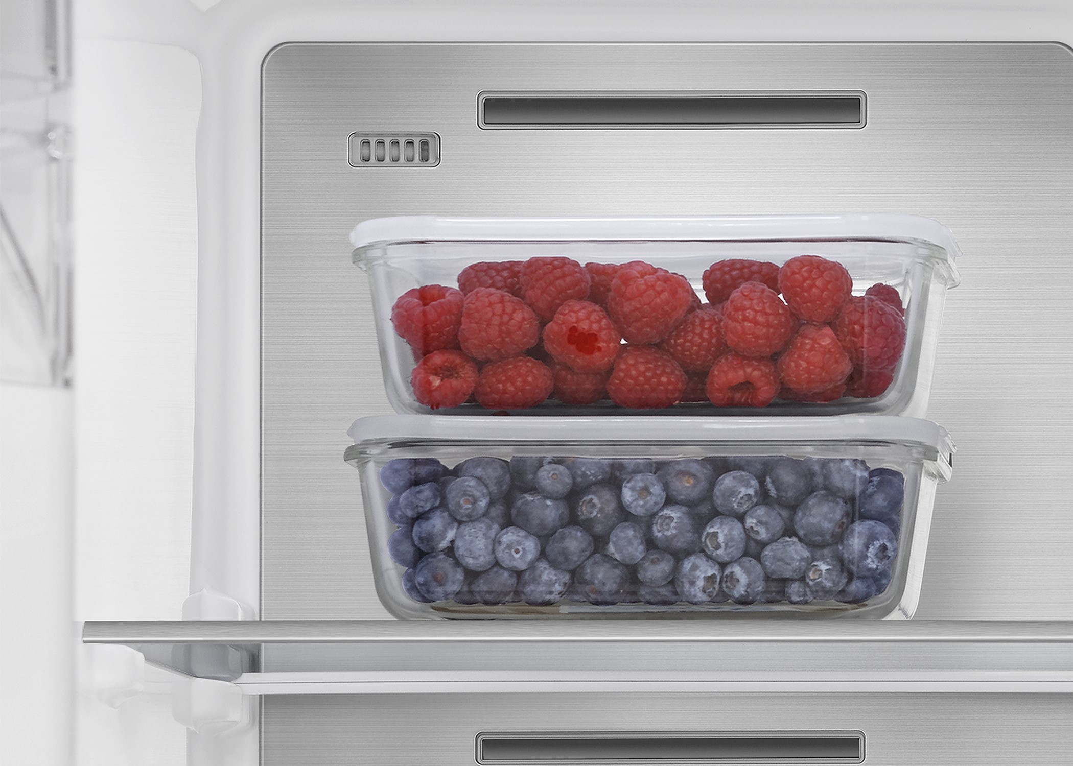 An image showing blueberries and raspberries in containers in the frozen section of the RS818 fridge. An image showing blueberries and raspberries in containers in the frozen section of the RS818 fridge.